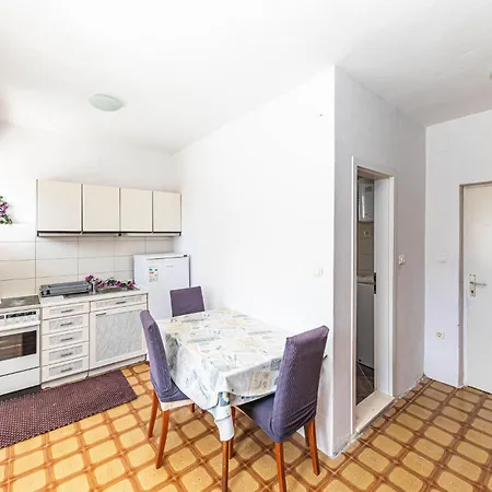 Apartment 2 Bedroom Lovely In