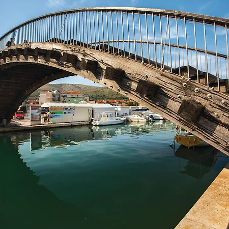 2 Bedroom Lovely In Apartment Trogir