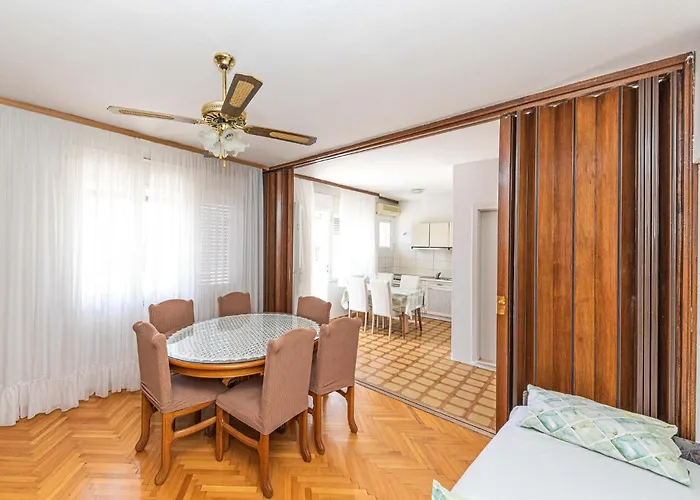 Apartman 2 Bedroom Lovely In *