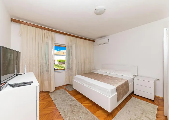 2 Bedroom Lovely In Appartement *