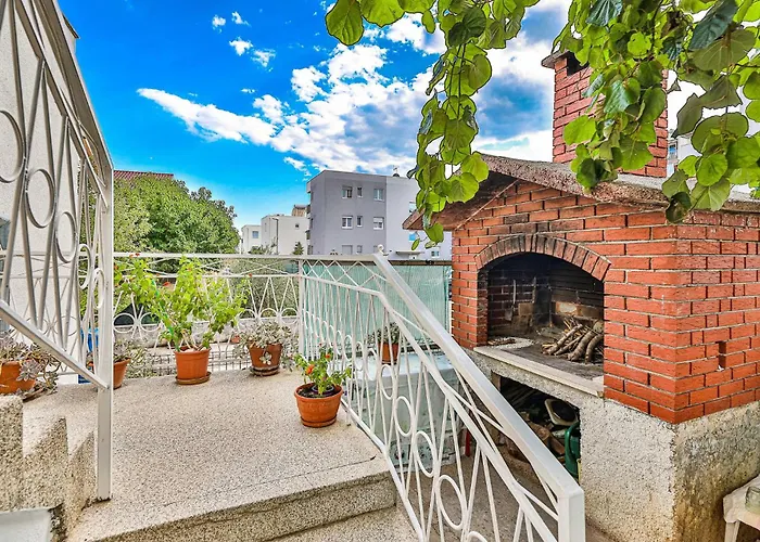 2 Bedroom Lovely In Appartement Trogir